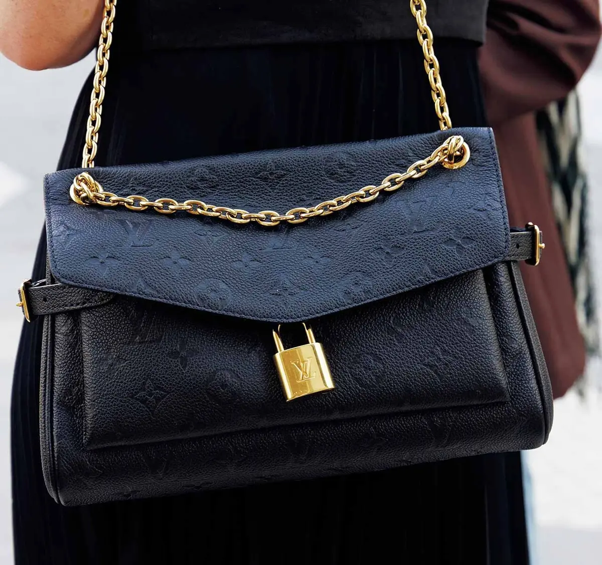 仕事関係のイベントは シックなブラックコーデで決めて