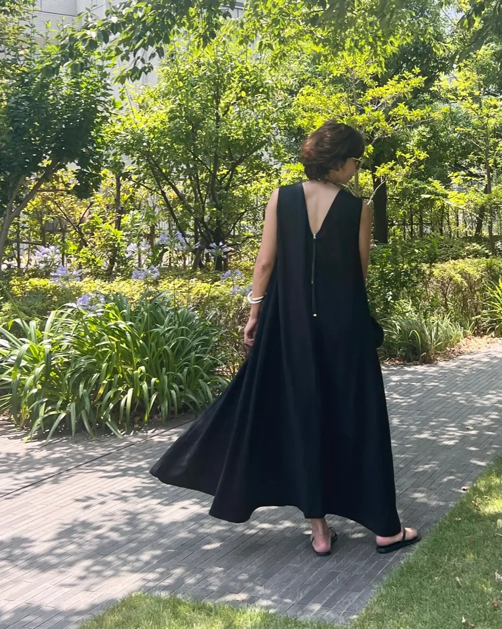 夏の黒ワンピースコーデの画像_3