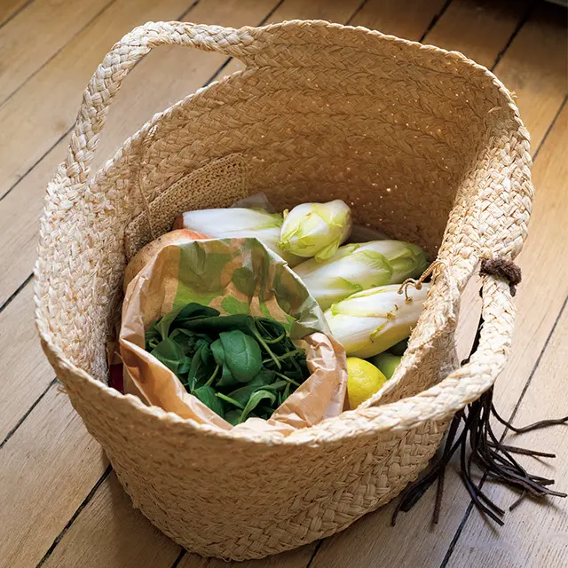 フレッシュなサラダの材料 が入ったクリスティーナさ んのかごバッグ。