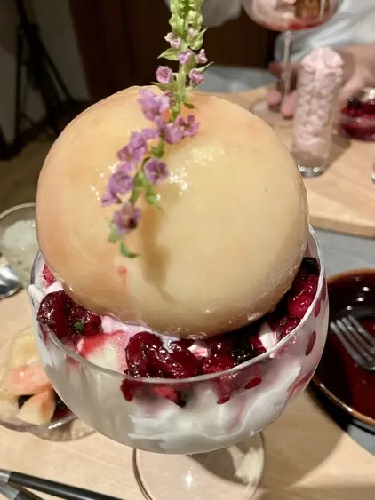 「喫茶パステト」の「シソとピーチメルバのパフェ」