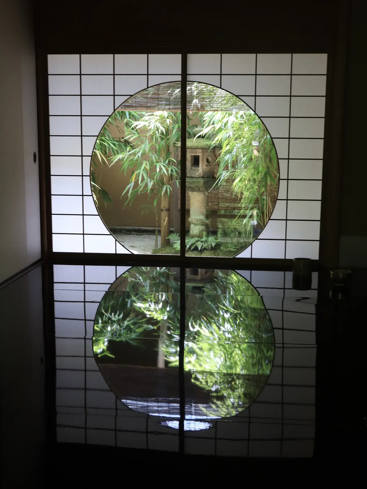 一条恵観山荘　丸窓　　茶席「時雨」の丸窓