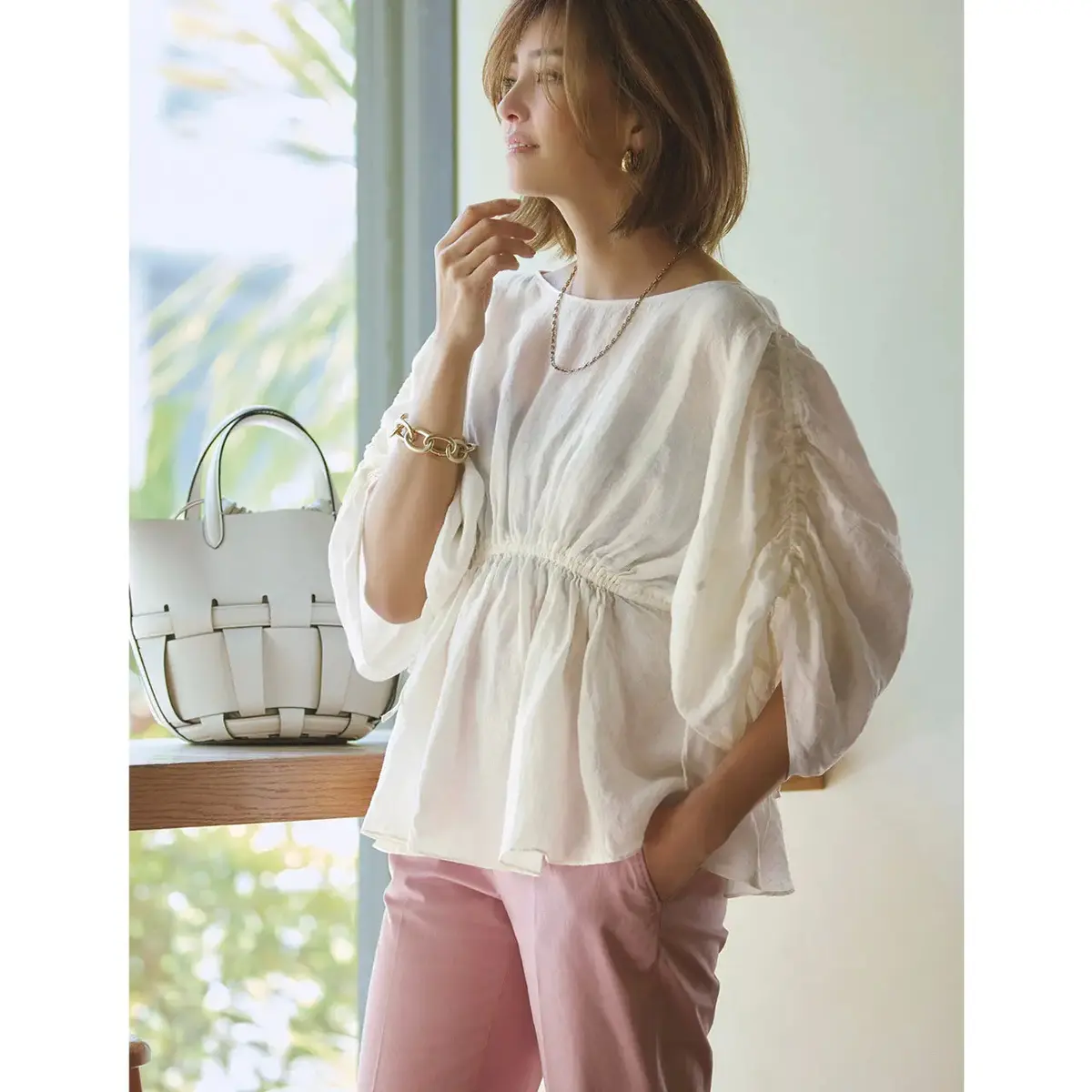 リネンの爽やかさでふんわりブラウスを大人に似合う甘さで