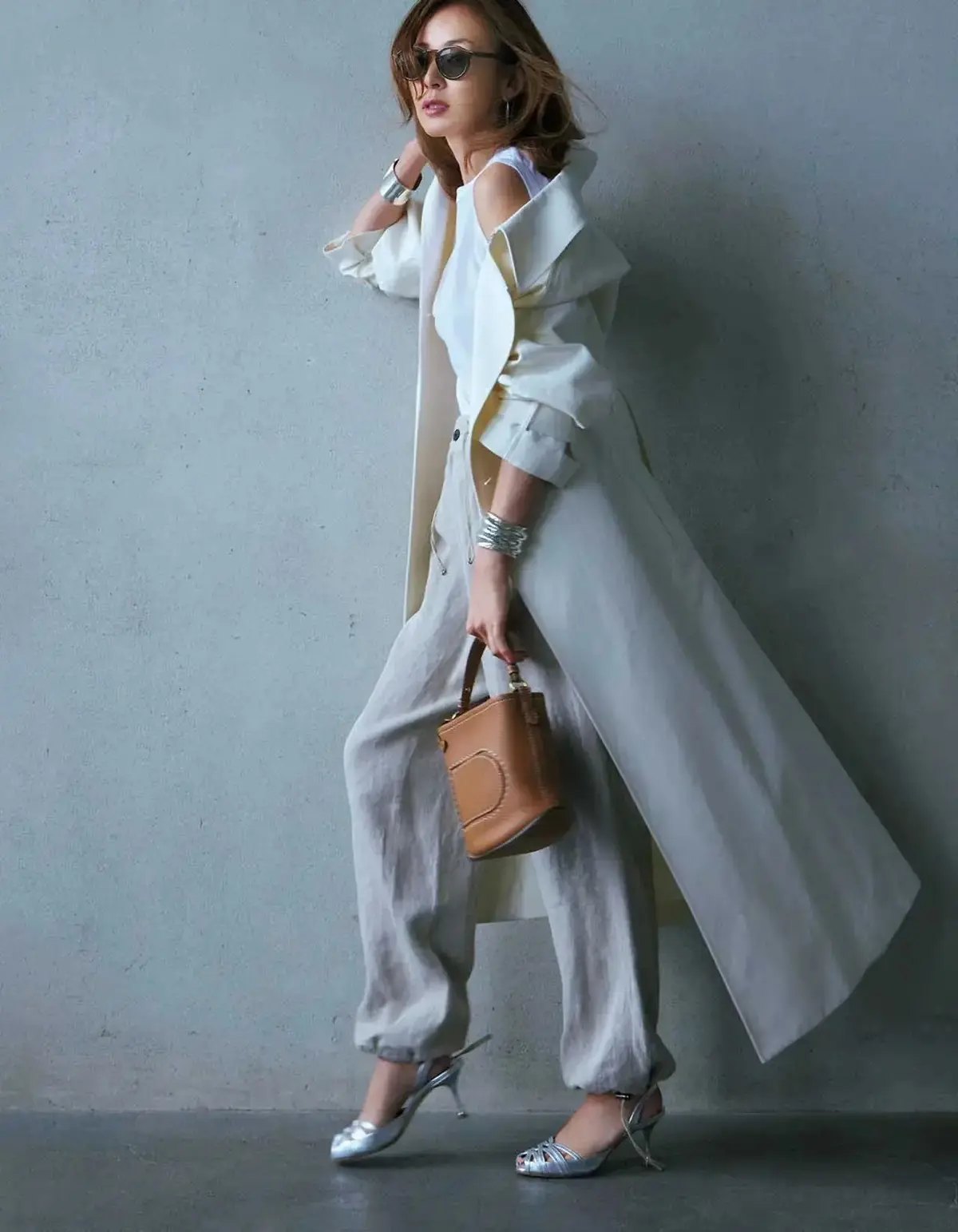 すそ絞りパンツは淡色グラデーションでリュクスな余裕たっぷりに装う