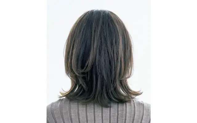 フォルム×ハイライトで立体感を自然に演出した「くびれボブ」【50代髪型・ヘアスタイル】