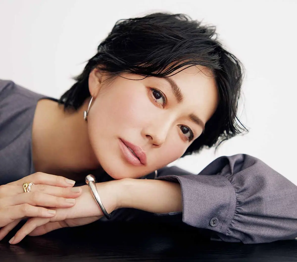 静謐な視線の先にほのかな色気をにじませて　