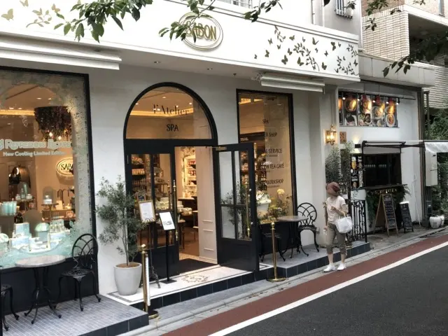 目黒川沿いにあるSABONのサロン。こちらでは商品を購入するだけでなく、エステも受けることができます