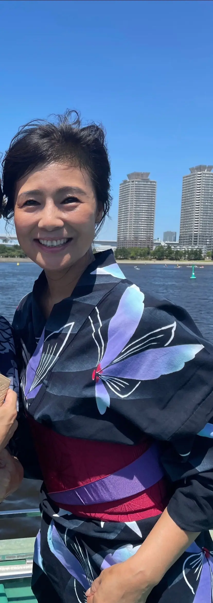 浴衣、紺、紺色、紺色浴衣、藍、藍色、藍色浴衣、蝶々柄、蝶柄、グラデーション、薄紫、薄紫グラデーション、グラデ、赤、赤帯、紫、和柄、お洒落帯、お洒落浴衣、ママ浴衣、屋形船、辰金、室外、海、晴れ、デッキ、女子会、jマダム、記念写真、記念、記念撮影、夏、夏休み、浴衣コーデ、素敵、綺麗、お洒落、可愛い、大人浴衣、大人っぽい