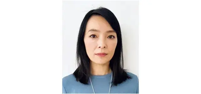 やわらかパーマで優しい雰囲気に！大人の黒髪ミディアム【50代髪型・ヘアスタイル】