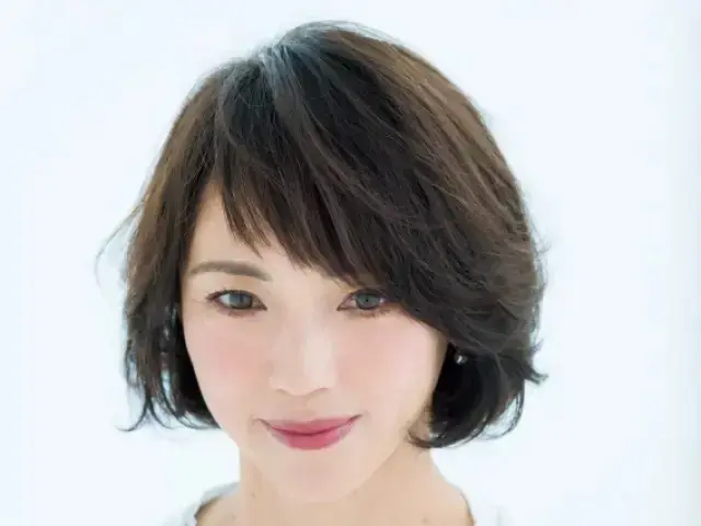 中央の短いWバングで小顔ボブ