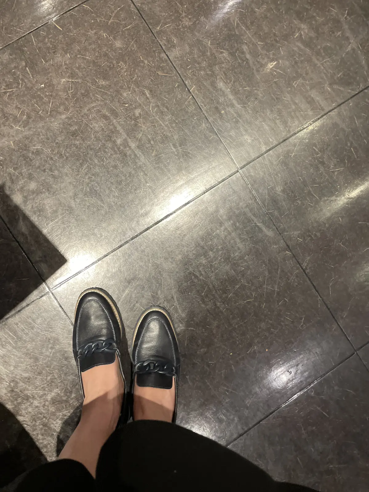 ショート丈の新ブルーシャツで大人コーデの画像_6