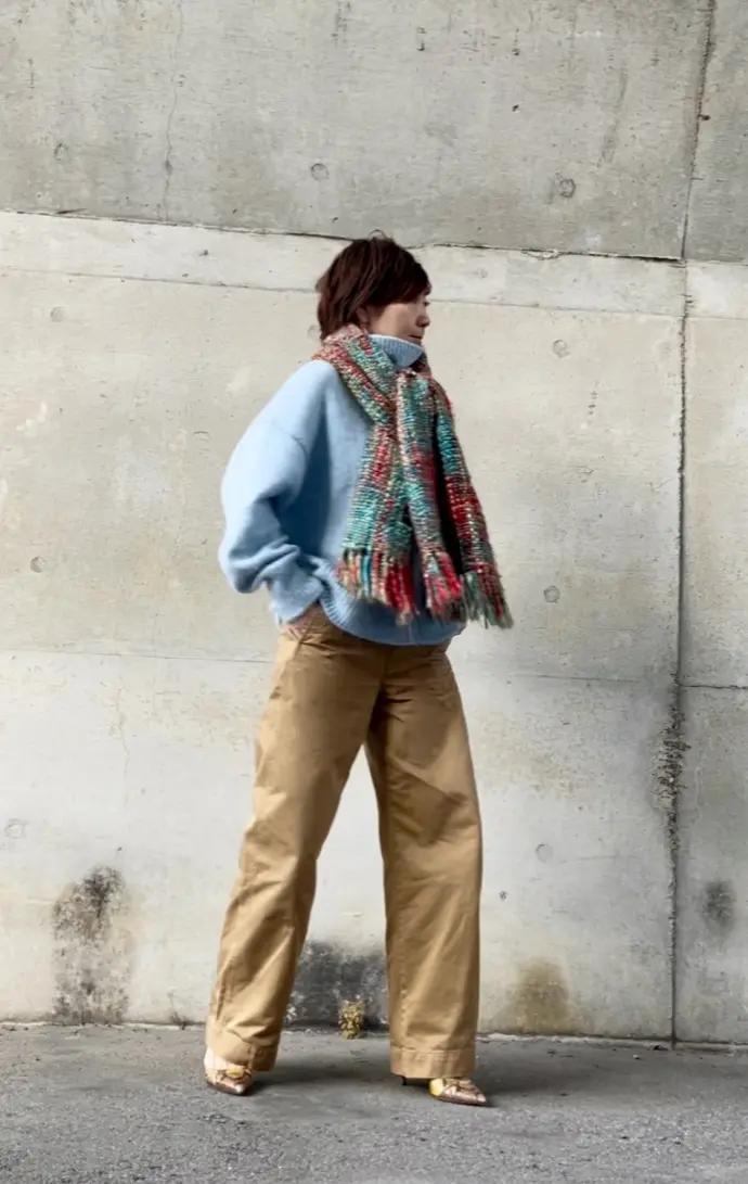 青空色のセーターを着て冬の街にGOの画像_1