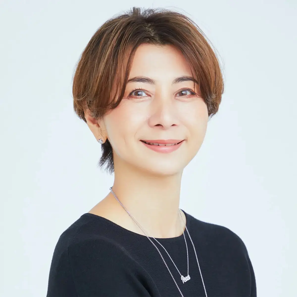 センターパートが新鮮！こなれ感のある大人ショート