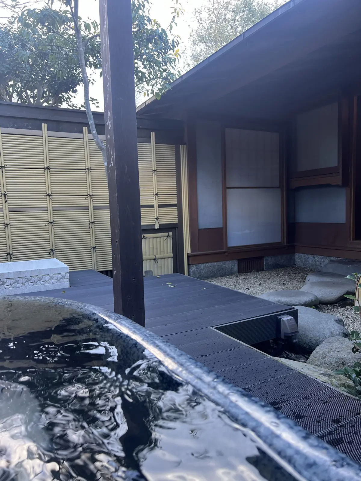 お庭には露天風呂もあって贅沢な空間！