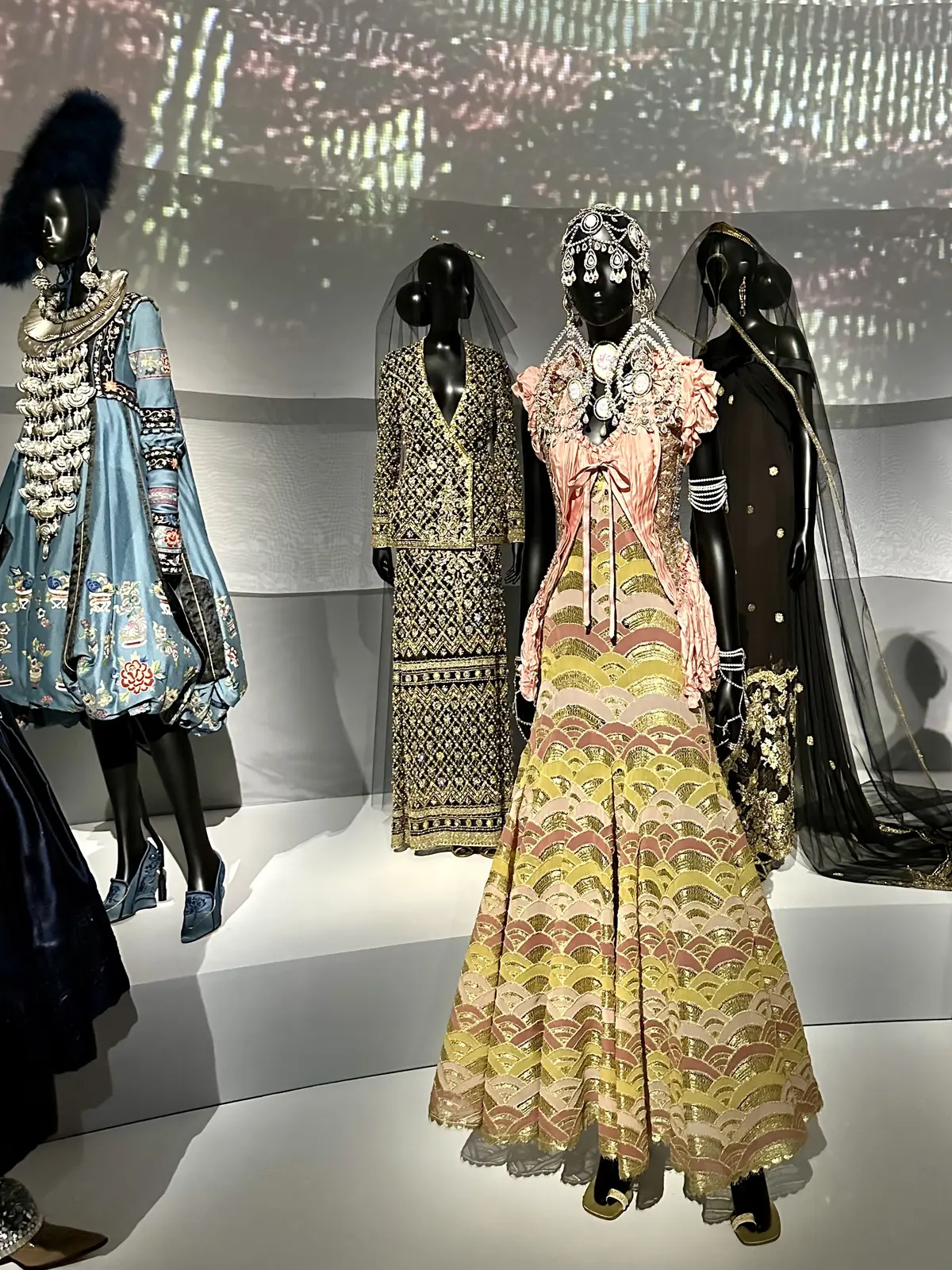 「クリスチャン・ディオール、夢のクチュリエ」各国の文化からインスピレーションを受けたドレス