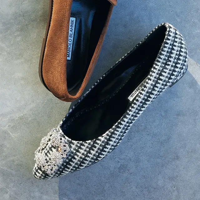 「ハンギシ」の日本限定モノトーンツイード生地。ローヒールでもエレガント。靴（1）￥196,900／ブルーベル・ジャパン（マノロ ブラニク）