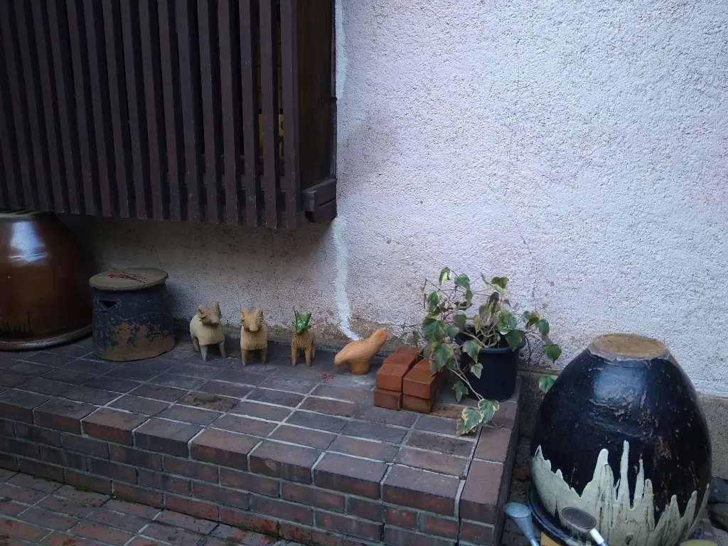 可否館裏口付近