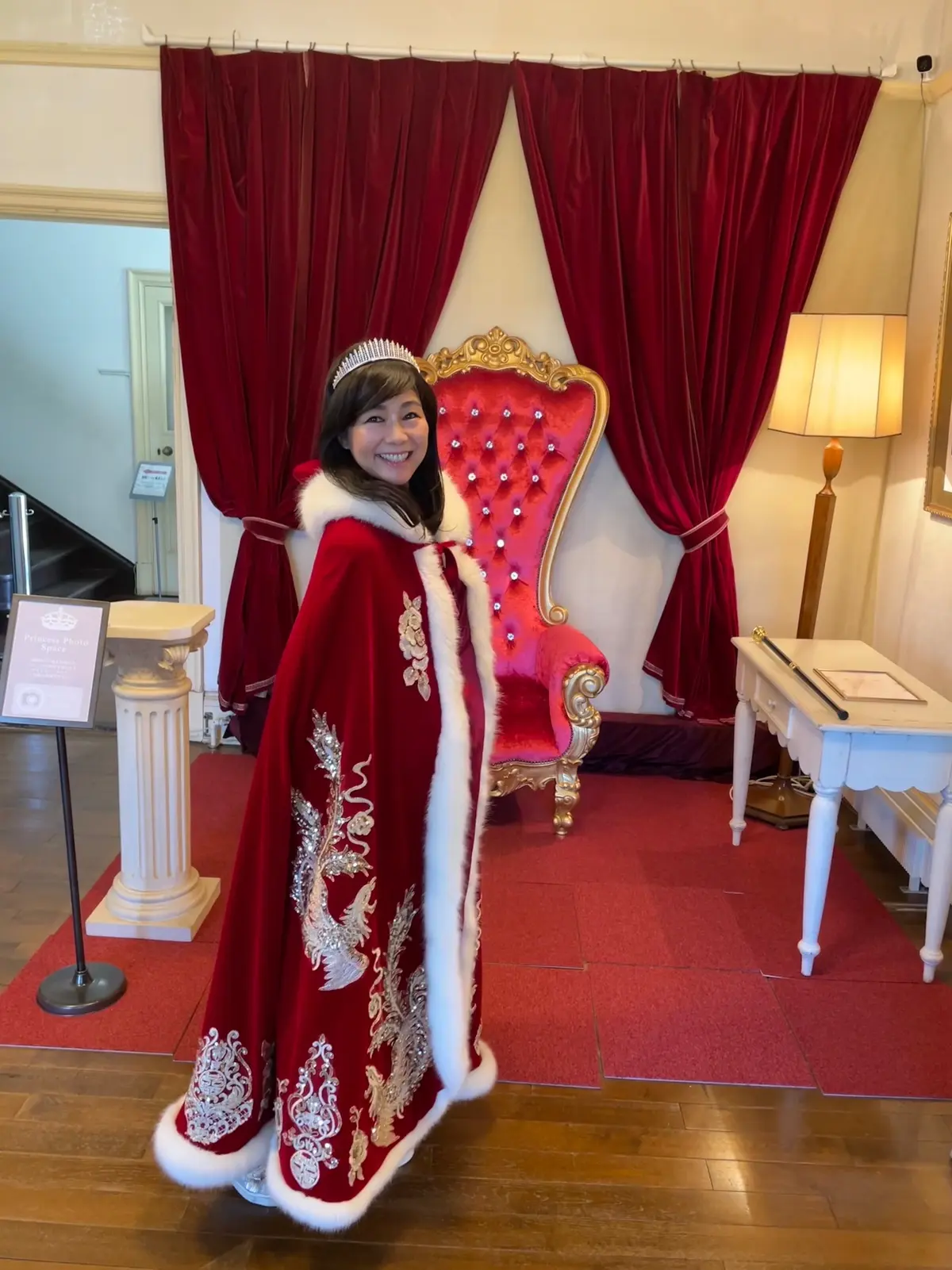 イギリス領事館、函館、北海道、女王、ローブ、女王のローブ、冠、女王の椅子、