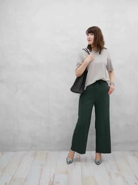 GUパンツとくすみ色Ｔシャツでコーディネート