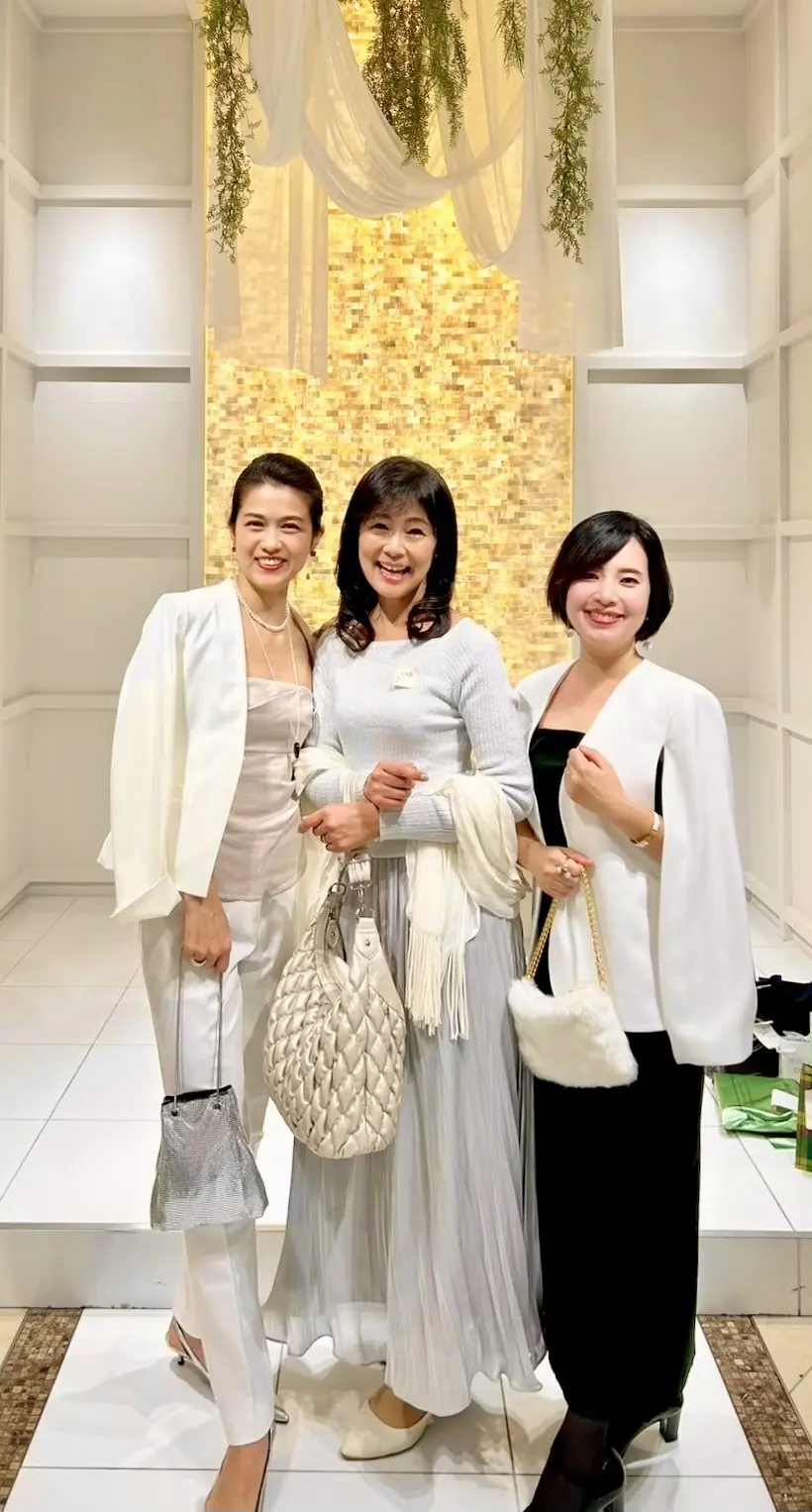 パンツ、パンツスタイル、ジャケット、白ジャケット、シルバーバッグ、白メタリックバッグ、白エコファーバッグ、ショルダーバッグ、ポシェット、ブラウス、白ブラウス、黒、ブラック、ブラックコーデ、ドレスコード、白ドレスコード、XEX日本橋、イタリアン、イタリア料理、XEX日本橋、イタリアン、イタリア料理、Jマダム、白ロングスカート、タイトスカート、白ロングタイトスカート、ボブ、ロングボブ、ボブヘア、パーティーヘア、ロングヘア、集合写真、記念写真、個室、貸し切り、舞台、日本橋、三越前、日本橋室町野村ビル、ワイン、ブュッフェ、飲み放題、食べ放題、フリーフロー、パーティー、貸し切りパーティー、立食パーティー、クリスマスパーティー、談笑、シルバー、シルバースカート、ロングスカート、シルバーロングスカート、スカートコーデ、冬服コーデ、冬コーデ、パーティーコーデ、白、ショール、白ショール、シルバーニット、ニット、ニットコーデ、冬コーデ、Jマダム、集合写真、記念写真、個室、貸し切り、舞台、日本橋、三越前、日本橋室町野村ビル、ワイン、ブュッフェ、飲み放題、食べ放題、フリーフロー、パーティー、貸し切りパーティー、立食パーティー、クリスマスパーティー、白ヒール、パンプス、ヒール、パンプス、白パンプス、