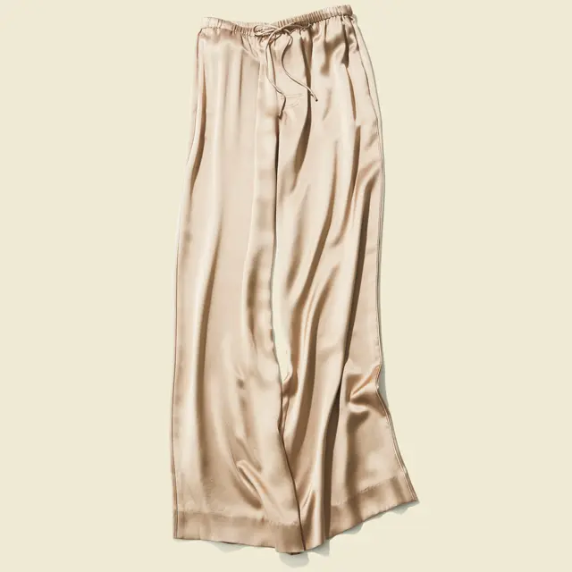 リラックス感のある着心地と、ドレープが美しい大人のためのとろみパンツ。パンツ￥50,000／ヴィンス 表参道店（ヴィンス）