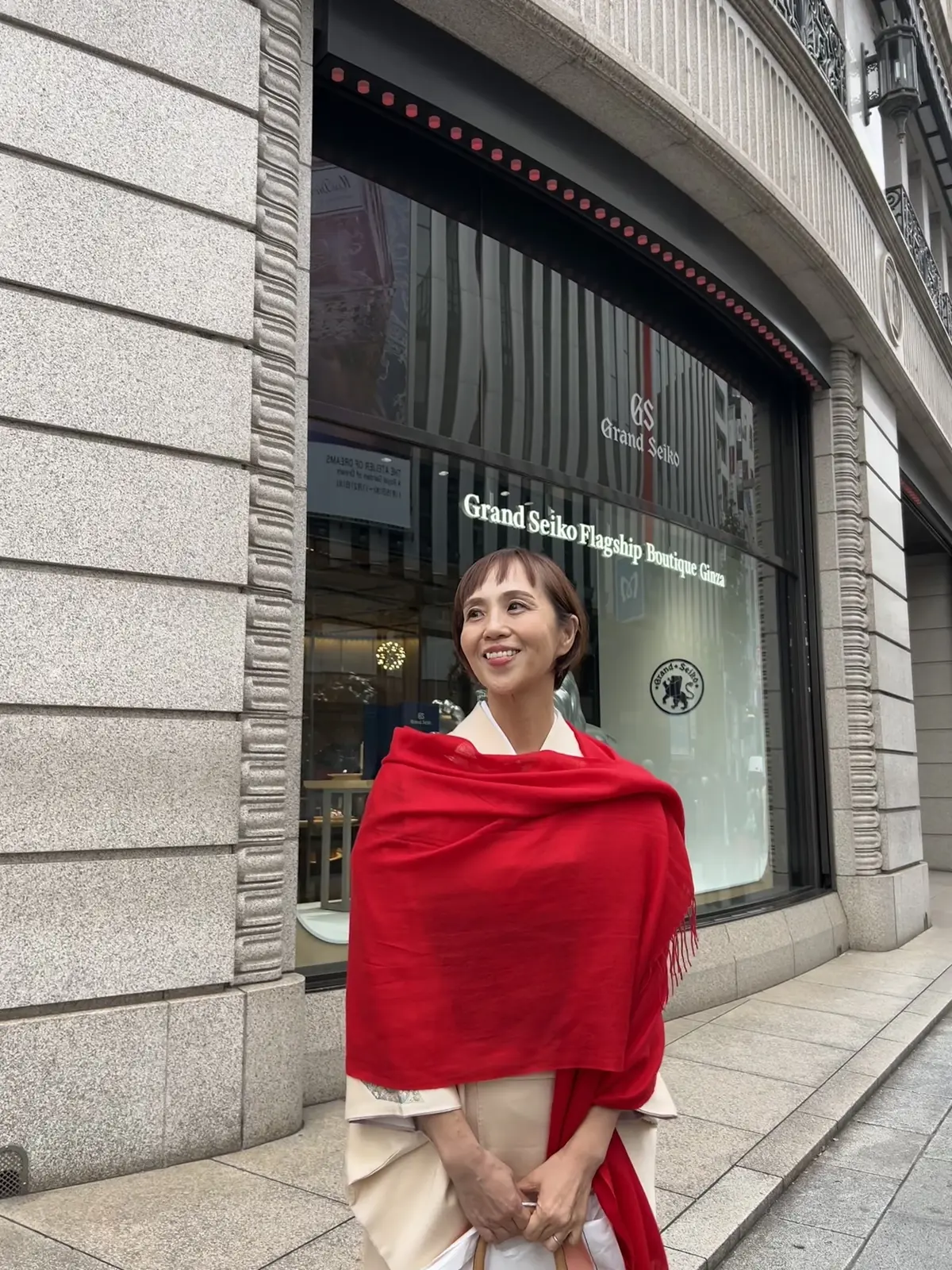 銀座和光前　着物　赤いショール