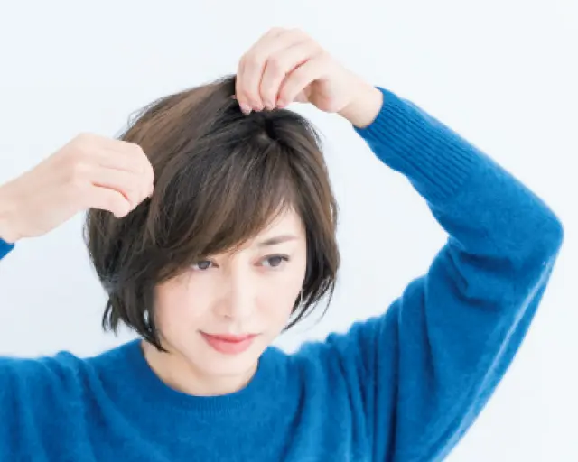 バームをつけてマッシュバングを整える