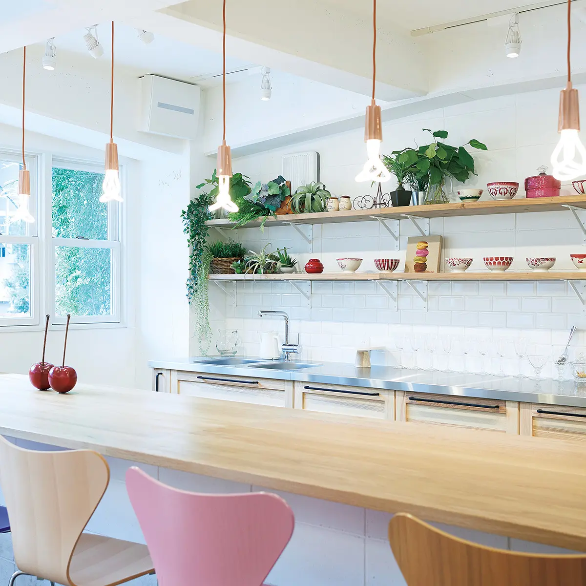 京都の丸太町にあるスイーツレストラン「シェリー メゾン・ド・ビスキュイ）」の店内