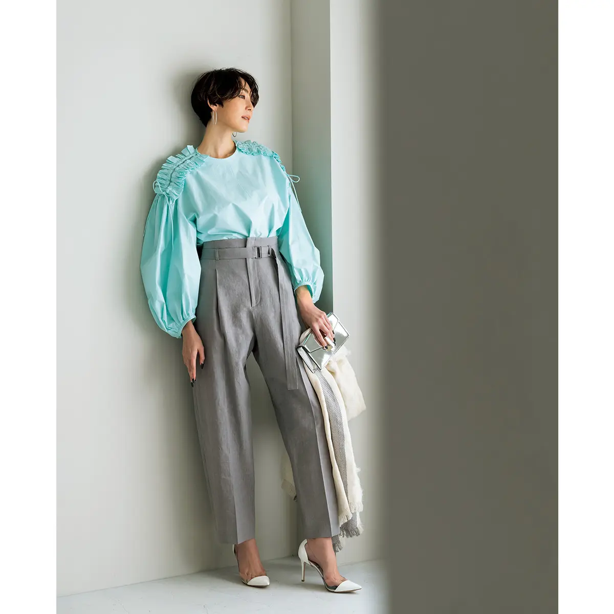 ミントグリーンのブラウスとグレーパンツのコーデ　モデル・LIZA