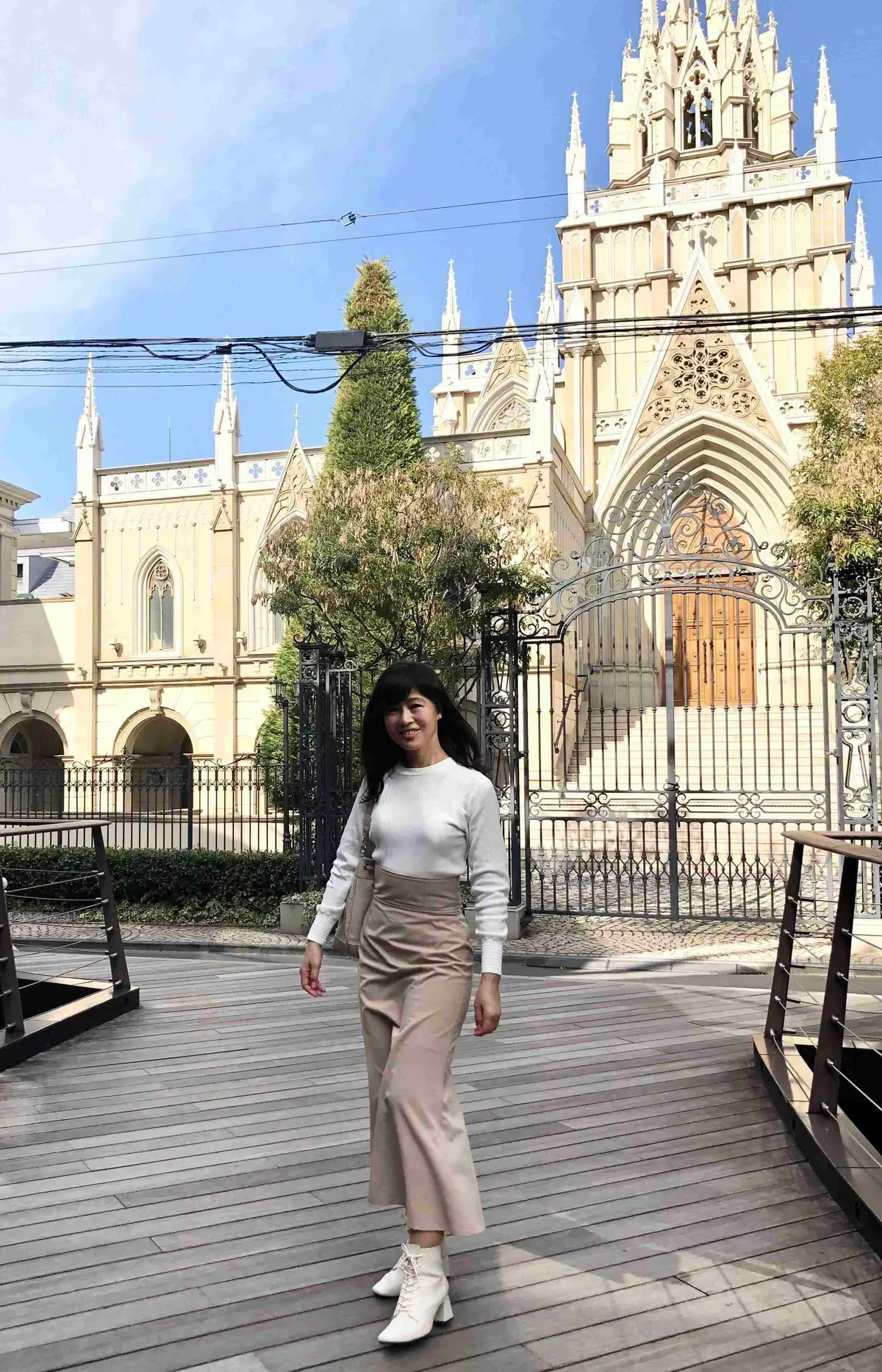 ベージュロングスカート「VIS」、白ニット「Feroux(フェルー)」