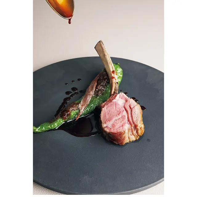 「仔羊 万願寺唐辛子」炭火で焼いた仔羊に、 50年熟成のシェリービネガーのソースを　