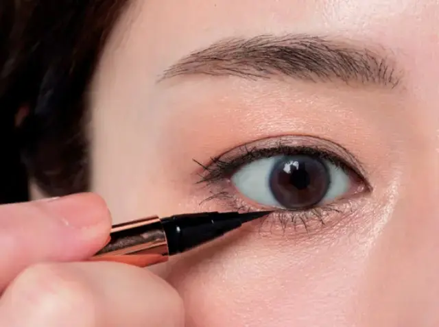 2.黒目下ラインで黒目の大きさをきわだたせて