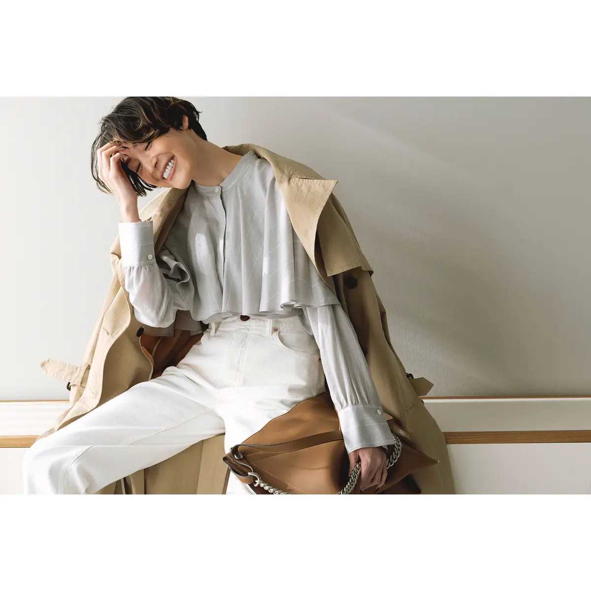 トレンチコートとライトグレーブラウスのコーデ　モデル・LIZA