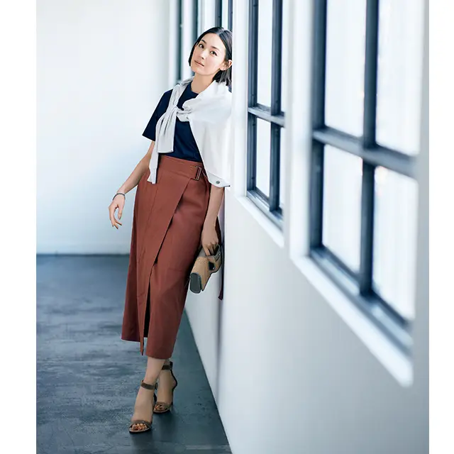 着やせルール　カーディガンの肩かけで斜め線をつくる