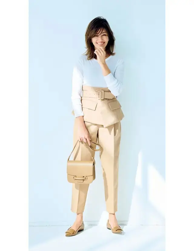 【ベージュワントーン 旬の法則】エプロン風ベルトの個性派セットアップを上品に着こなす