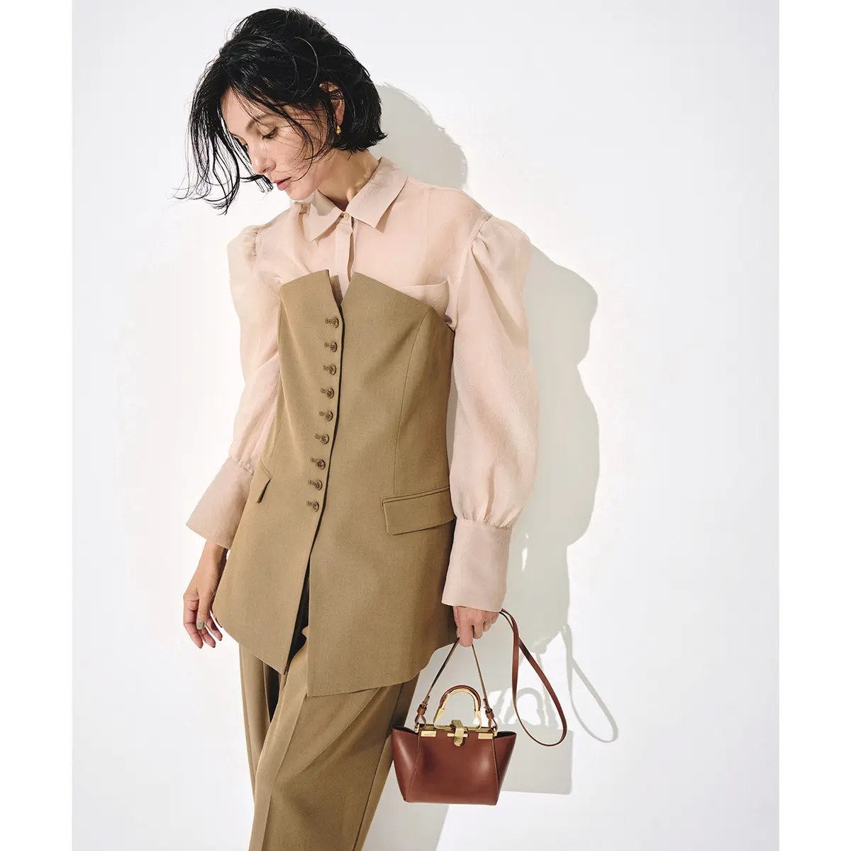 ピンクシアーシャツとベージュベアトップとパンツのコーデ　モデル・田沢美亜