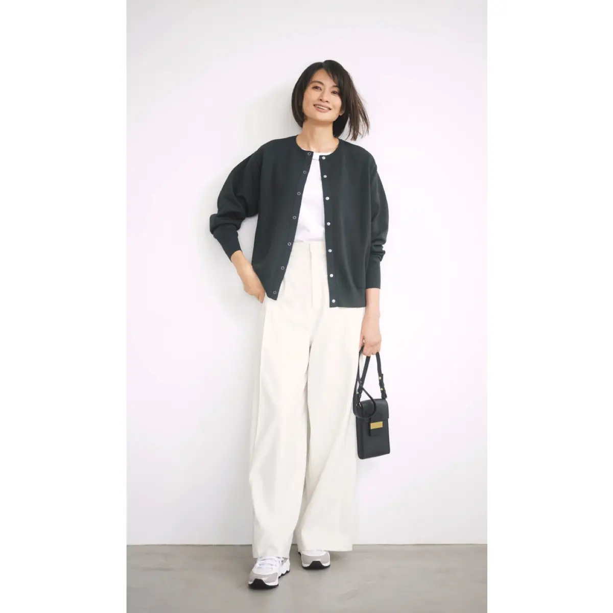 グレーカーディガンと白デニムパンツを合わせたコーデ　モデル・渡辺佳子