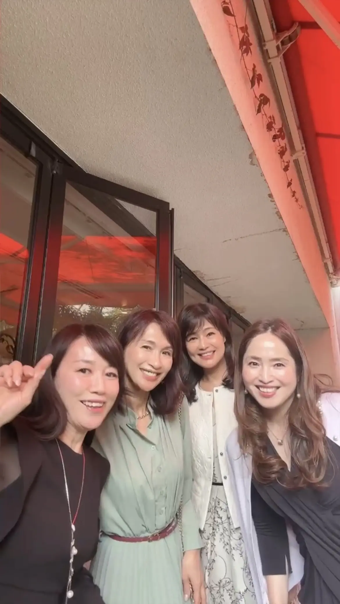 記念撮影、テラスボブ、ロングボブ、ロングヘア、イタリアン、ワンピース、Angepatio、Restaurant、アンジェ パテオ、4人、白、ジャケット、白ジャケット、紺ワンピース、白カーディガン、ミントグリーン、パステルグリーン、ベルト、細ベルト、ブラックワンピース、黒、黒ワンピース、ゴールドネックレス、ペパーミントグリーン、