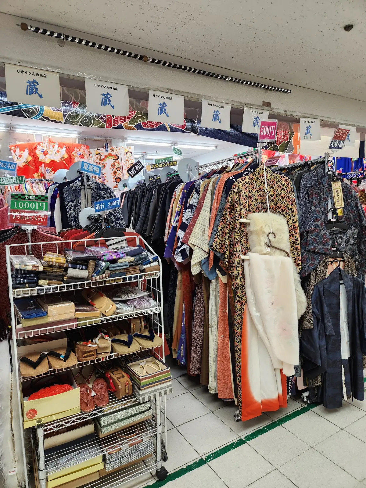 着物や和装小物のお店もたくさん。