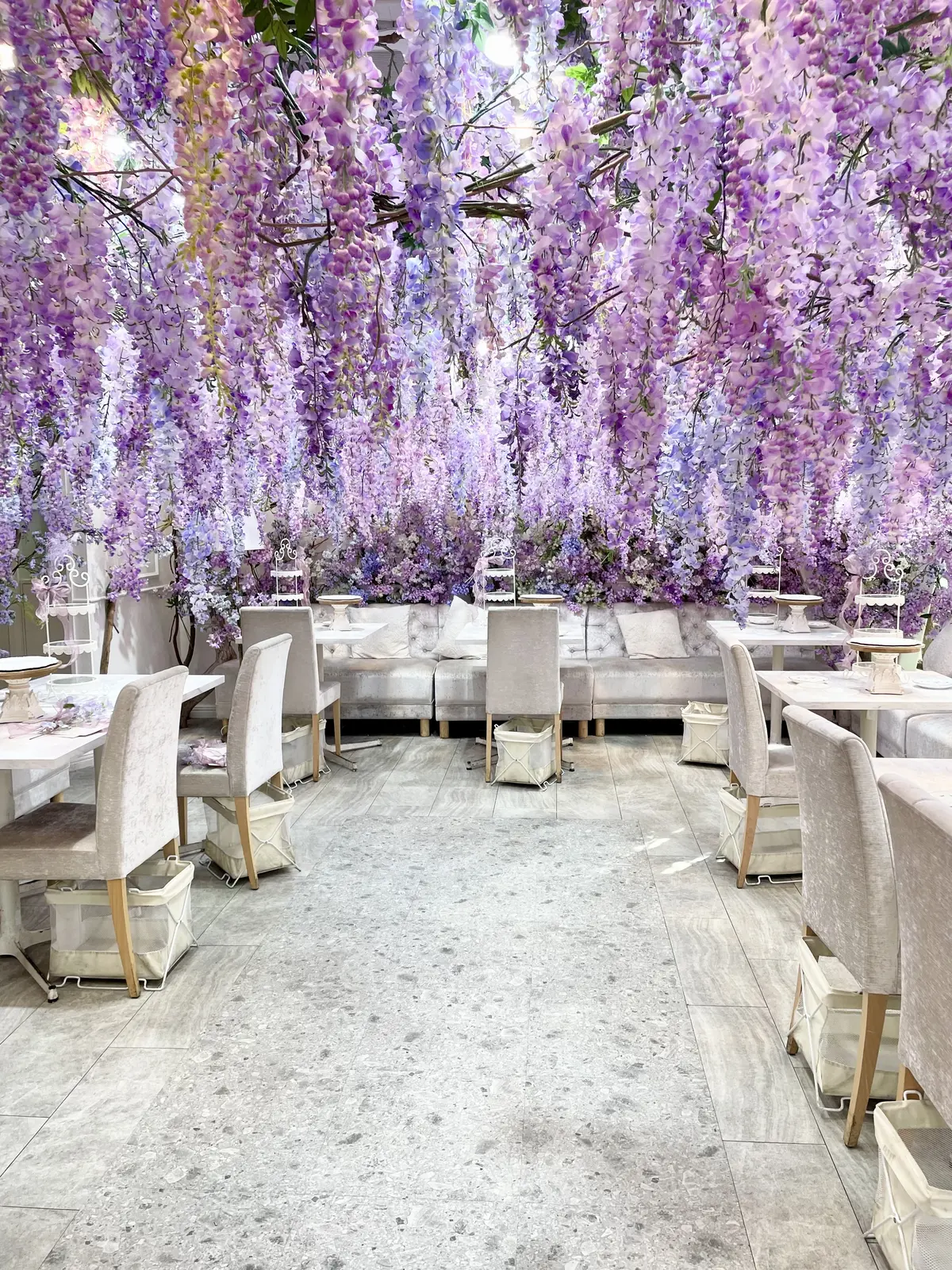 ソファ、テーブル席、Blouse、Skirt、vis、Shoes、shoel mine、スイーツ、パルフェ、パフェ、ケーキ、チョコレート、藤棚、藤、アーティフィシャルフラワー、クロワッサン、スープ、生ハム、オードブル、セイボリー、薄紫、紫色、紫、白、ブラウス、白ブラウス、フリル、フリルブラウス、シースルー、ストライプ、ロングヘア、パープル、purple、カップ、お茶、カフェ、カフェラテ、店内、HAUTE COUTURE • CAFE、HAUTE COUTURE • CAFE表参道、期間限定、Purple Afternoon Tea、オートクチュールカフェ、オートクチュールカフェ表参道、表参道、カフェ、アフタヌーンティー、HAUTE COUTURE CAFE、HAUTE COUTURE CAFE表参道、