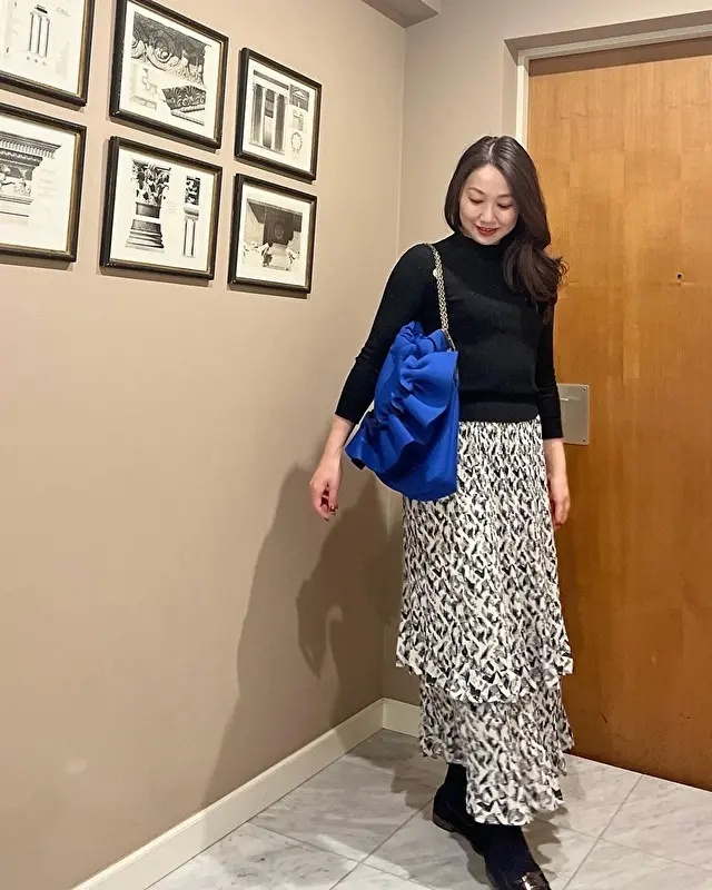 またまたこちらフレアスカートに黒のトップスでシンプルコーデ！