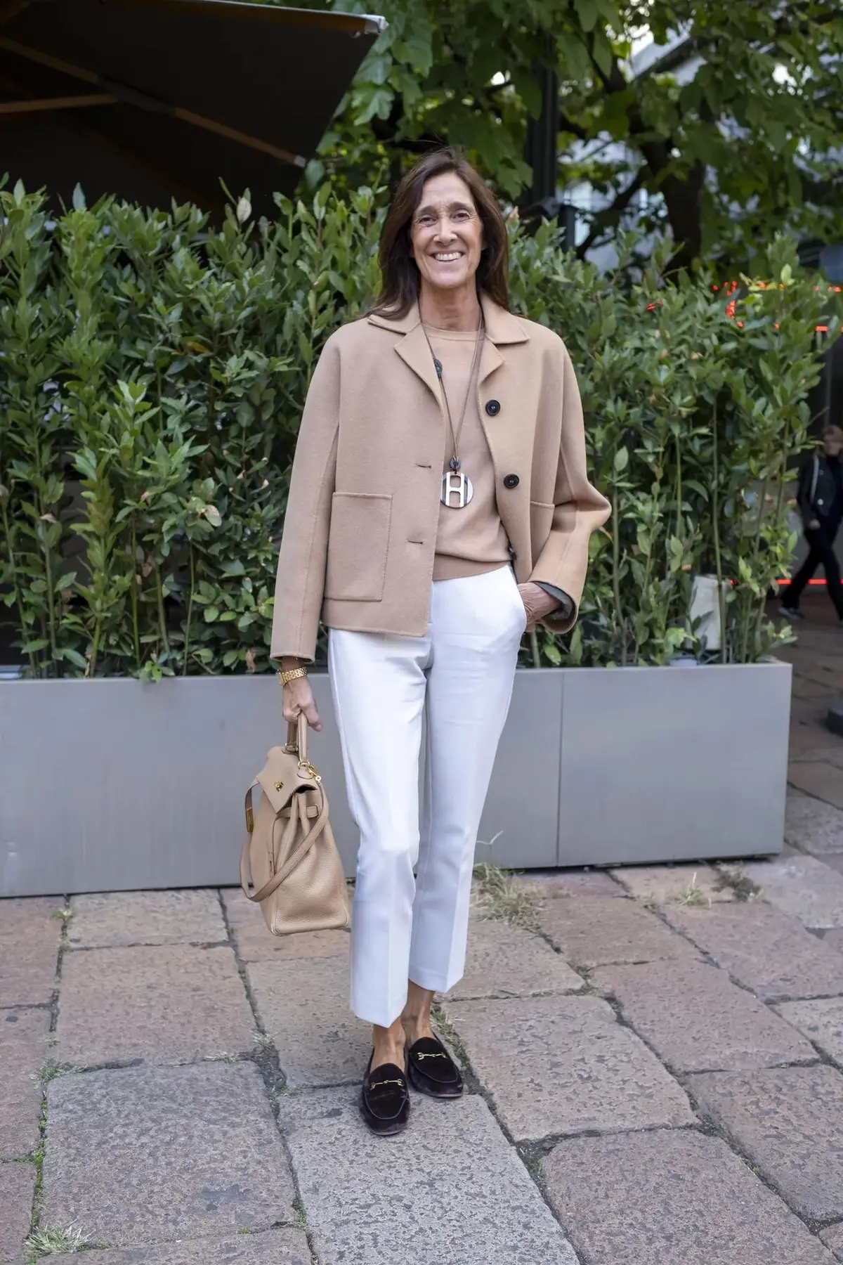 暖冬でも気軽にはおれる”ショート丈アウター”。40代・50代はこう着ると素敵【パリ・ミラノのおしゃれマダムSNAP 2025-2026冬】