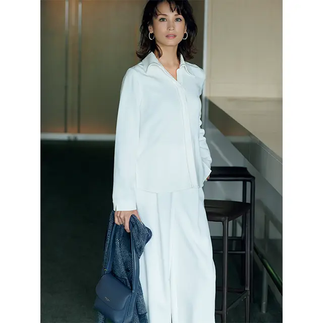 つやめいたアイボリーカラーで、潔さとクラス感をまとう