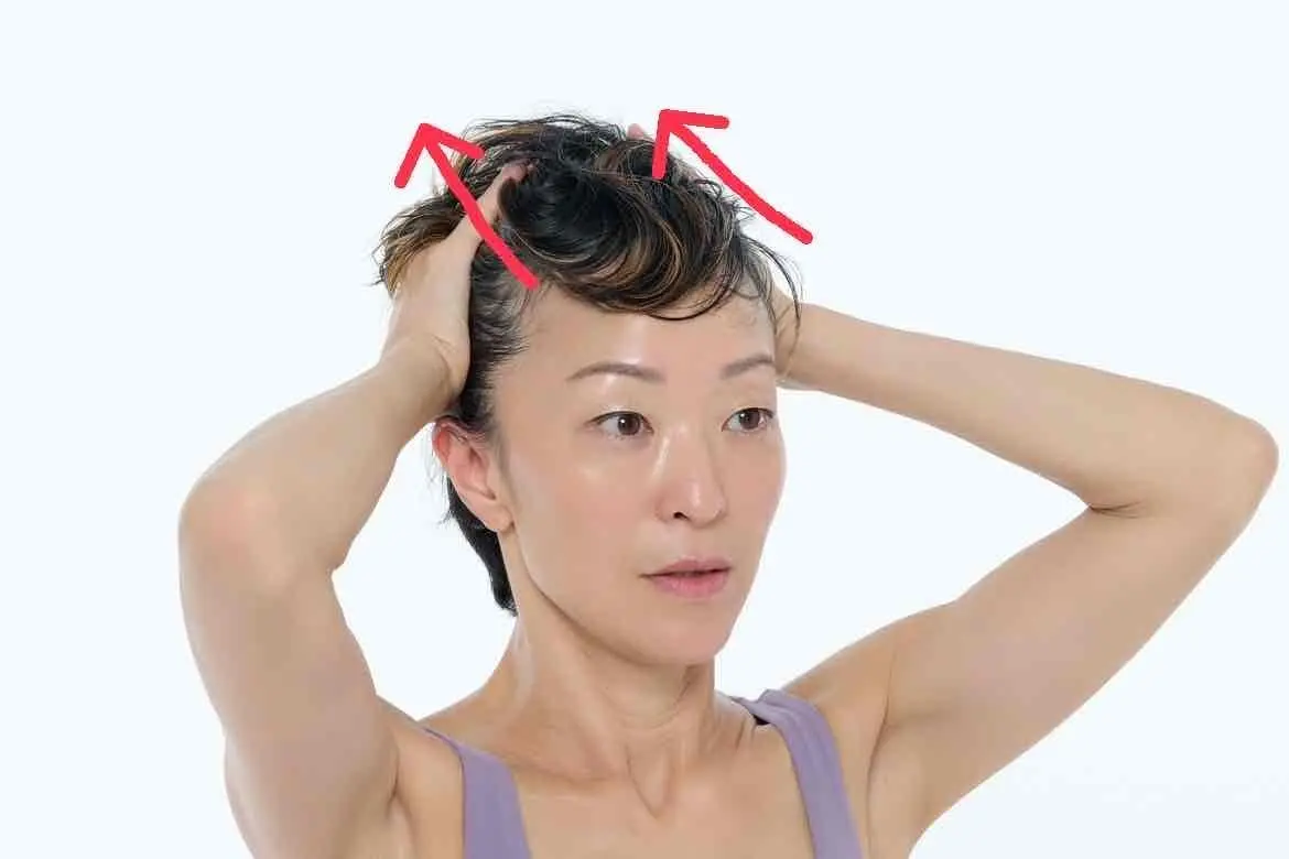 OurAge×Webエクラ 40代50代 顔ピラティス 上に押し上げた手を、そのまま斜め後ろの方向へ引き上げる