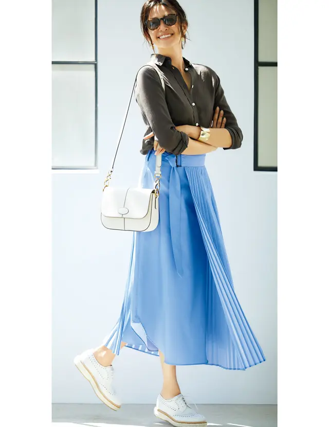 フラットな生地とプリーツを組み合わせた変形ラップスカートコーデのRINA