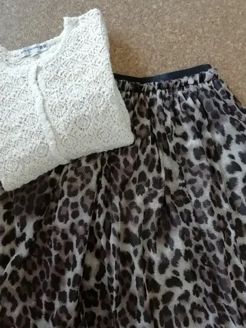 レースのカーディガンとレオパード柄のチュールスカート