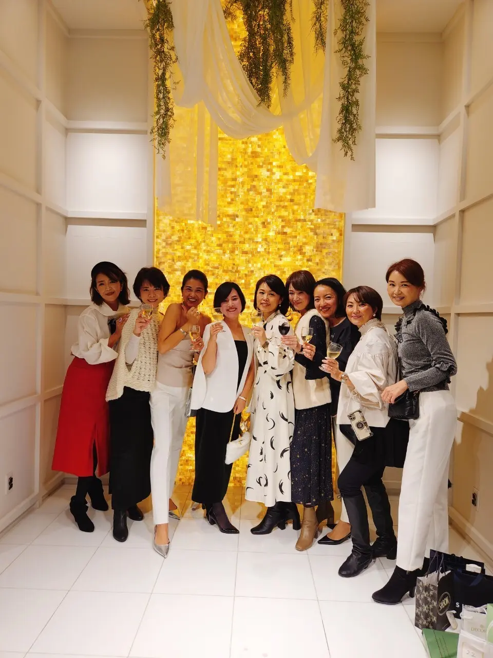 菜穂子ちゃんの赤いスカート、さっちゃんのセクシーなトップス、ミッキーちゃんの可愛らしいブラウスにも目が行きます！