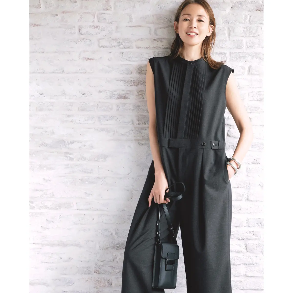 ミッドグレーノースリーブコンビネゾンのコーディネート　モデル・SHIHO