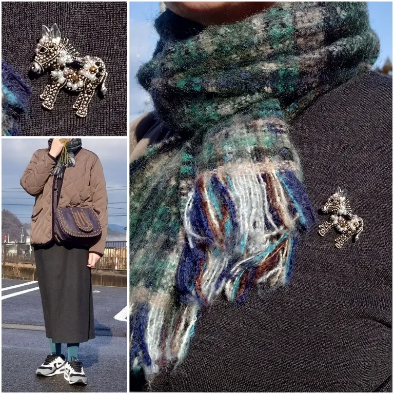 グリーンチェックマフラーとロバさんブローチ