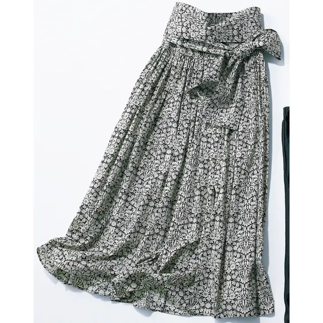 小花やドットなどスイートに転びがちな柄ものはあえてモノトーンを選ぶと大人のかっこよさを表現できる。 スカート￥29,700／カレンソロジー 青山（カレンソロジー）