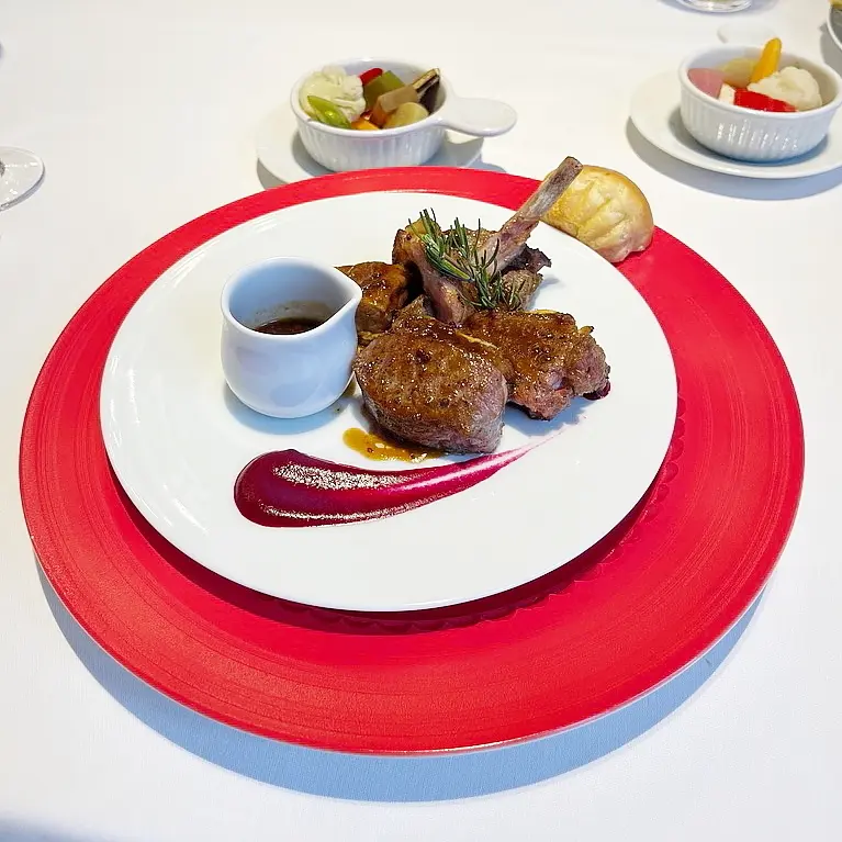 Blanc Rouge ブランルージュ　東京ステーションホテル　仔羊　赤　鮮やか